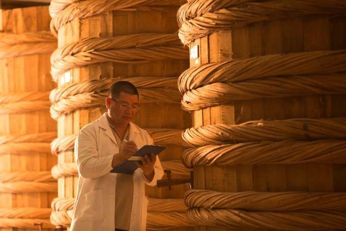 Anh Bùi Huy Nhích, Trưởng bộ phận kỹ thuật công nghệ tại nhà máy nước mắm Masan PQ. Ảnh: Masan