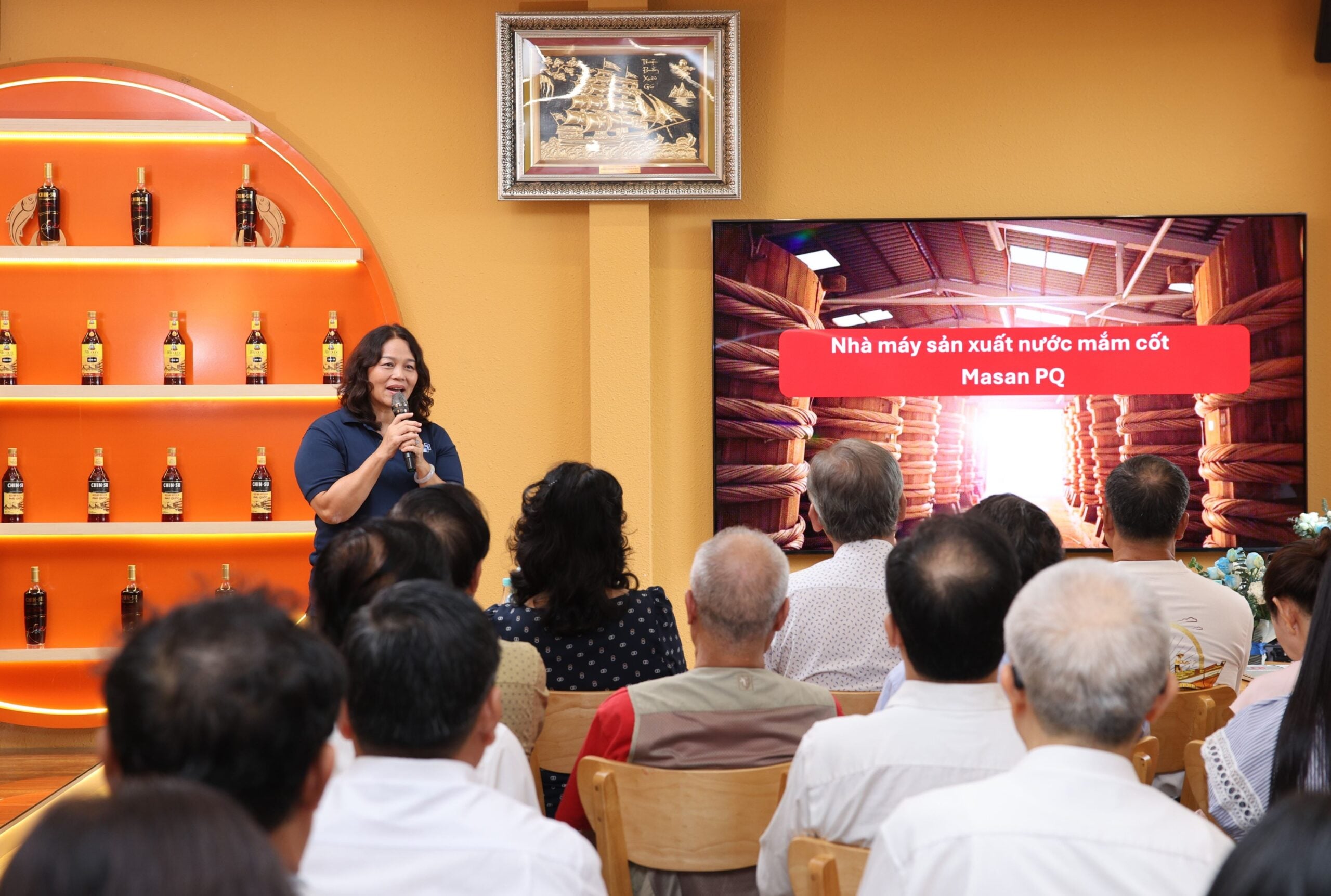 Chị Lê Thị Nga - Phó Tổng Giám đốc - Phụ trách Nghiên cứu và Phát triển SP chia sẻ tại sự kiện về câu chuyện Kế thừa và phát triển của Nước mắm