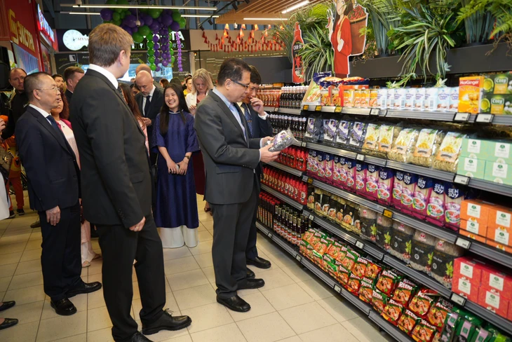 Masan - Ảnh 2. Đại sứ Việt Nam tại Liên bang Nga - ông Đặng Minh Khôi tham quan gian hàng